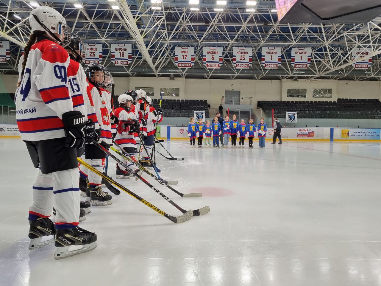 В Кировской области в третий раз проводится турнир по хоккею среди девушек «Хрустальная тиара».